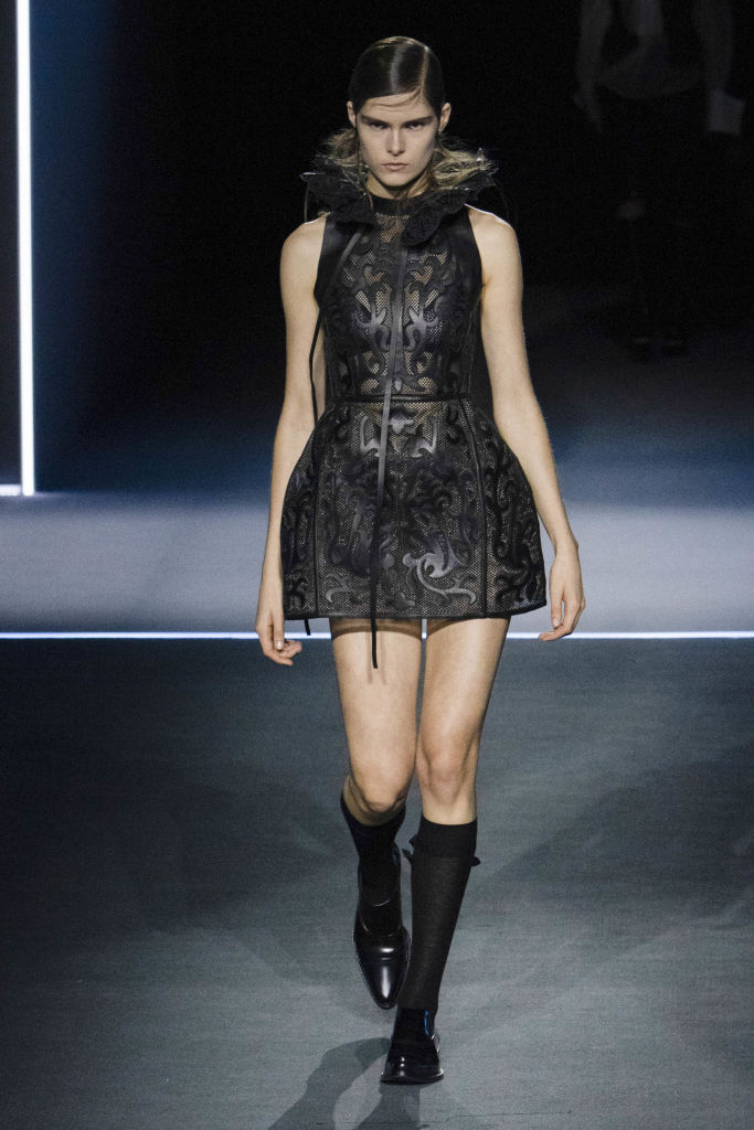 Dior – Runway – Fall/Winter 2025-2026 Paris Fashion Week Dior: vestidos estruturados com inspiração na era medieval