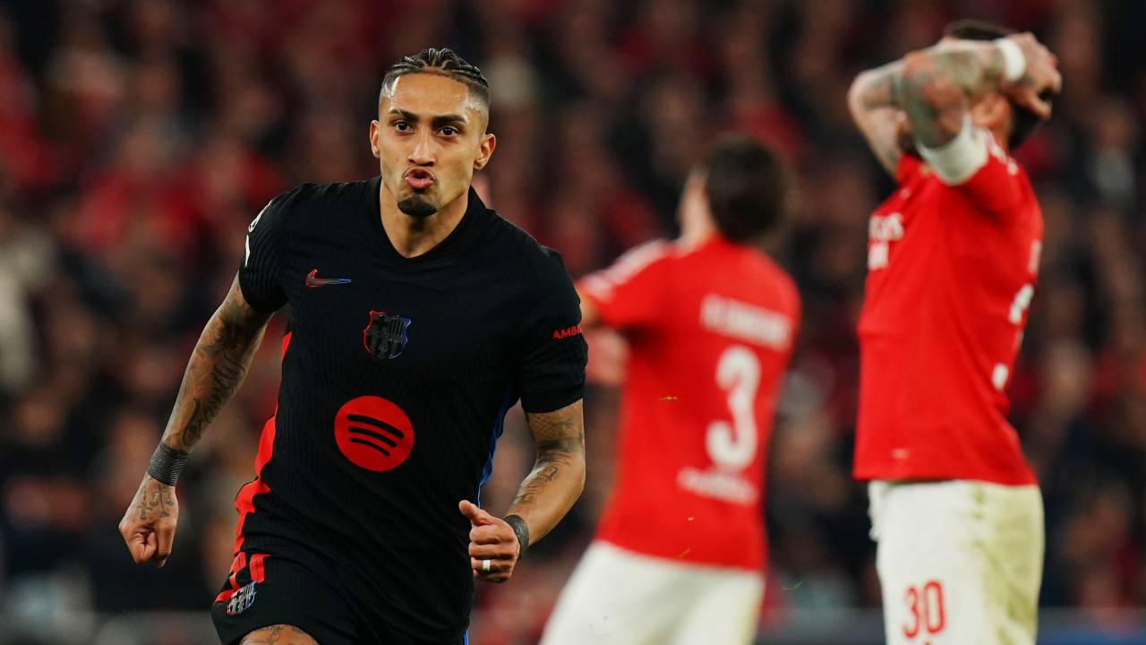 LISBON, PORTUGAL - MARCH 05: Raphinha of FC Barcelona celebrates scoring his team's first goal during the UEFA Champions League 2024/25 Round of 16 first Leg match between SL Benfica and FC Barcelona at Estadio da Luz on March 05, 2025 in Lisbon, Portugal. (Photo by Gualter Fatia/Getty Images)