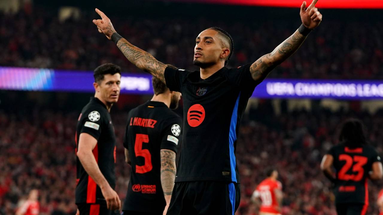LISBON, PORTUGAL - MARCH 05: Raphinha of FC Barcelona celebrates scoring his team's first goal during the UEFA Champions League 2024/25 Round of 16 first Leg match between SL Benfica and FC Barcelona at Estadio da Luz on March 05, 2025 in Lisbon, Portugal. (Photo by Gualter Fatia/Getty Images)