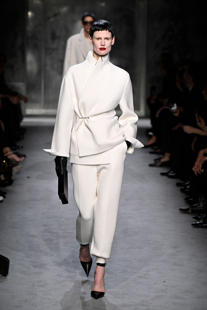 TOM FORD DÉFILÉ – Paris Fashion Week – Womenswear Fall/Winter 2025-2026 Tom Ford: estreia de Haider Ackermann trouxe looks do dia a dia que desenham o corpo