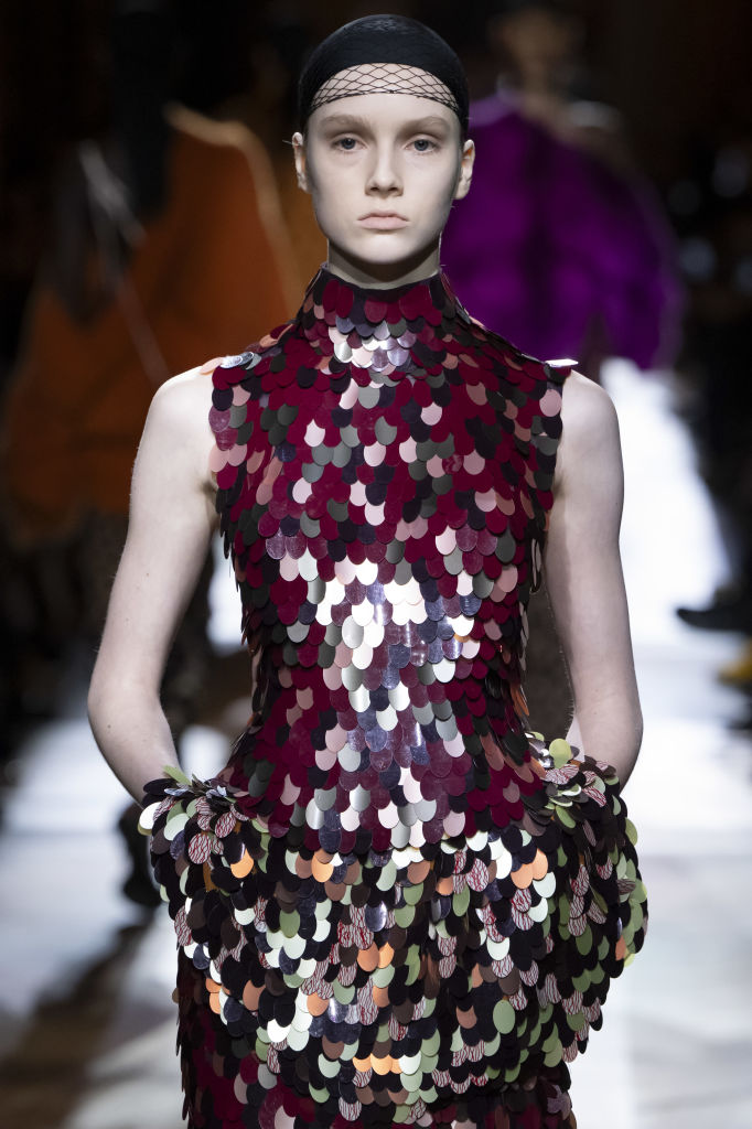 Dries Van Noten – Runway – Fall/Winter 2025-2026 Paris Fashion Week Dries Van Noten: avanço na linguagem de moulage de Julian Klausner