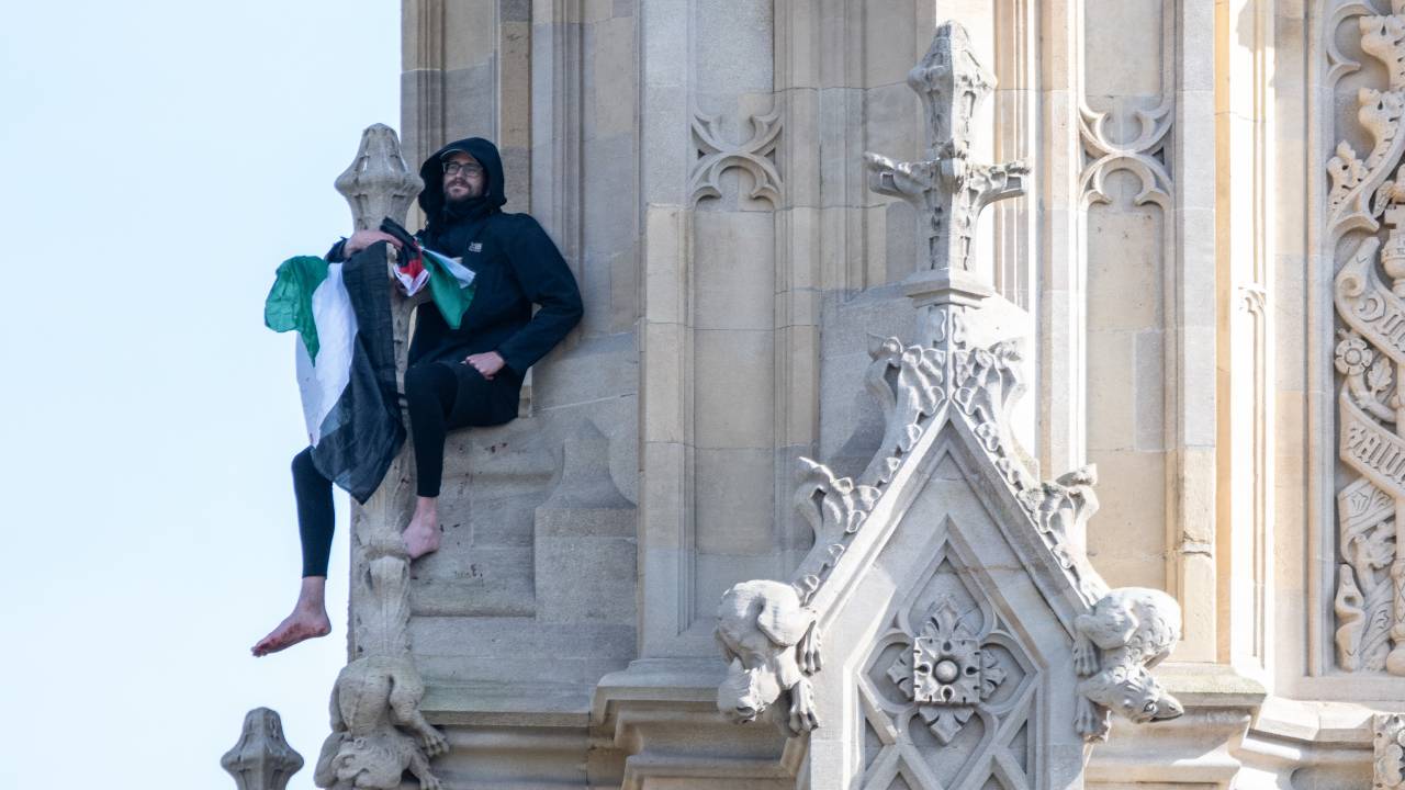 homem escala o Big Ben , sabado 8 de março, para pedir liberdade a Palestina