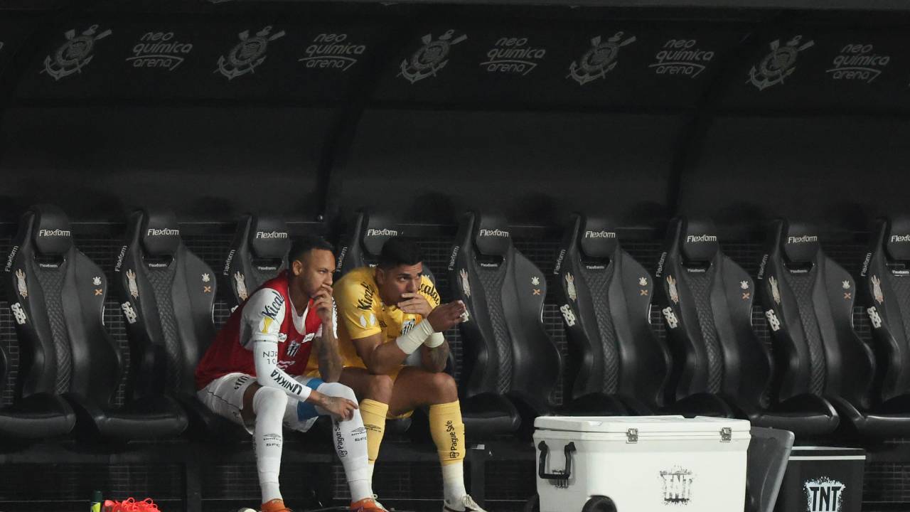 Neymar e João Paulo no banco de reservas do Santos na semifinal do Paulistão 2025 contra o Corinthians