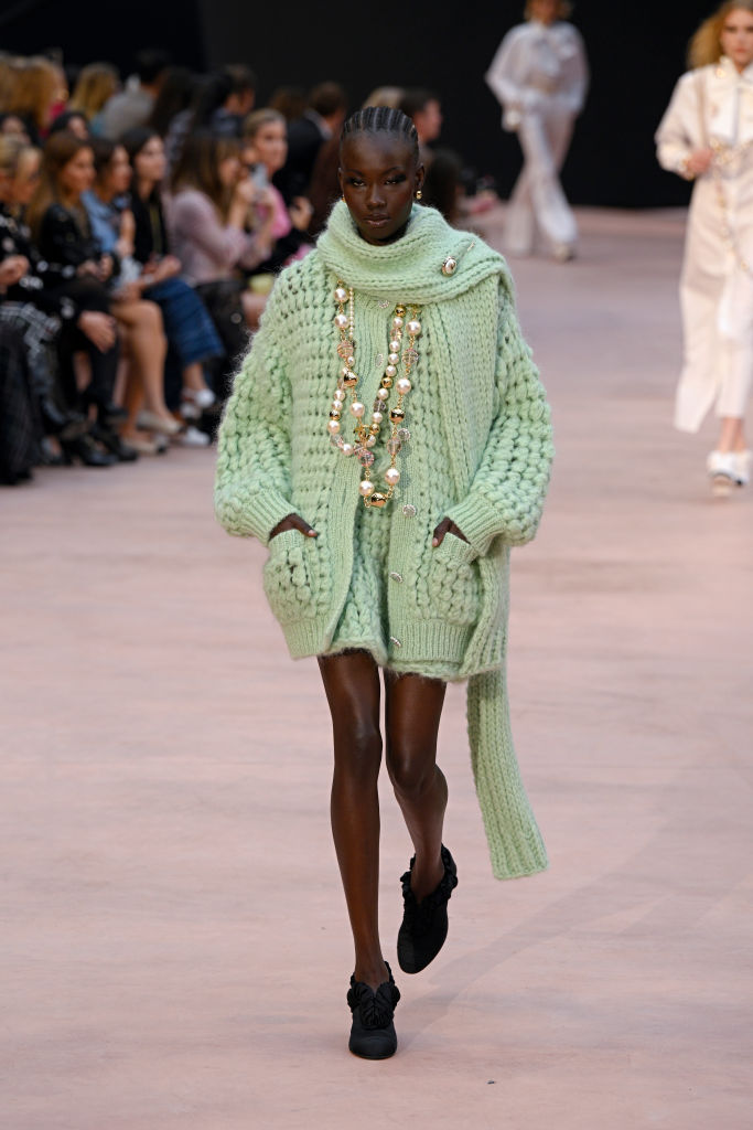 Chanel: Runway – Paris Fashion Week – Womenswear Fall/Winter 2025-2026 Pérolas: protagonistas da estação