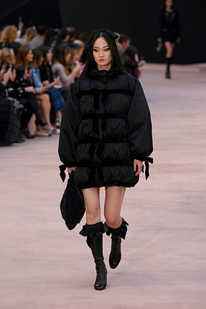 Chanel: Runway – Paris Fashion Week – Womenswear Fall/Winter 2025-2026 Itens urbanos: jaqueta usada como vestido