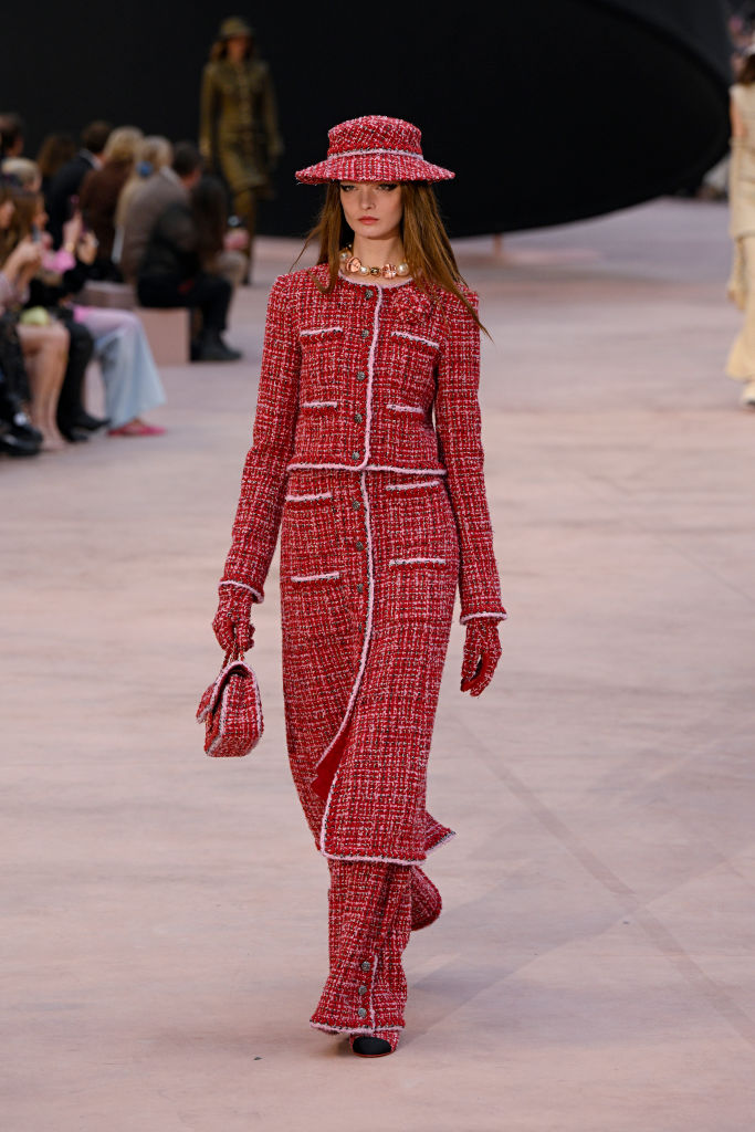 Chanel: Runway – Paris Fashion Week – Womenswear Fall/Winter 2025-2026 Tom cereja: fugindo um pouco do preto