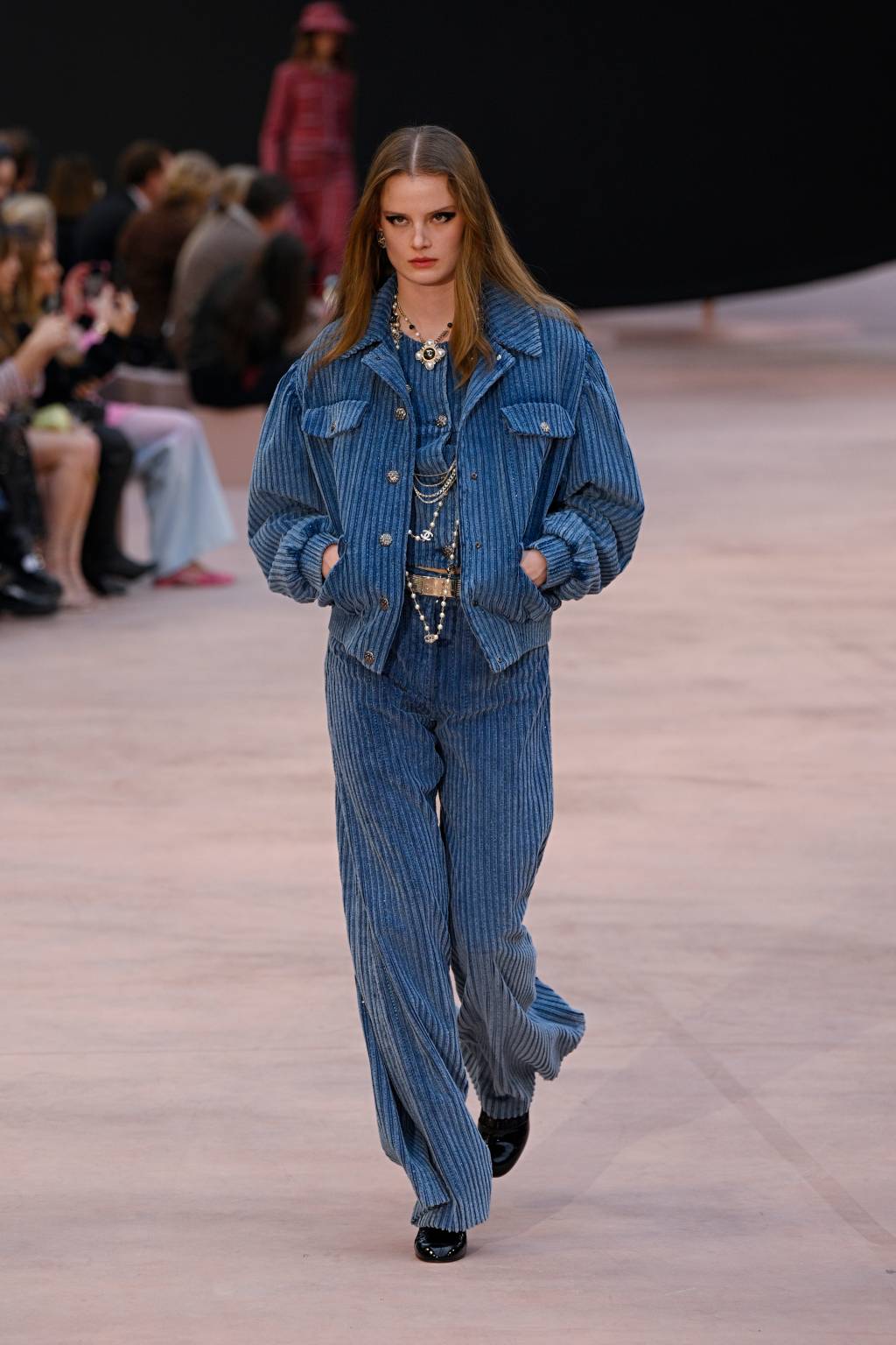 Chanel: Runway – Paris Fashion Week – Womenswear Fall/Winter 2025-2026 Efeito trompe l’oeil: parece jeans, mas não é