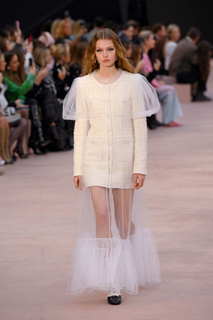 Chanel: Runway – Paris Fashion Week – Womenswear Fall/Winter 2025-2026 Tweed com tules levíssimos: sensualidade contida