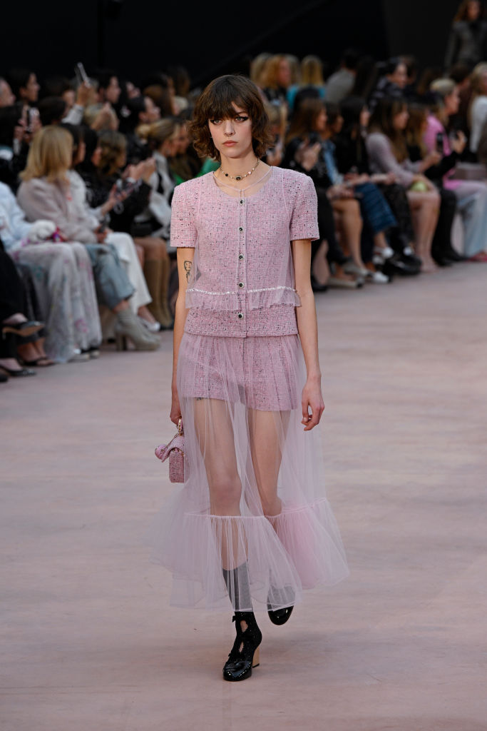Chanel: Runway – Paris Fashion Week – Womenswear Fall/Winter 2025-2026 Sobreposição e transparência: reinterpretação dos códigos