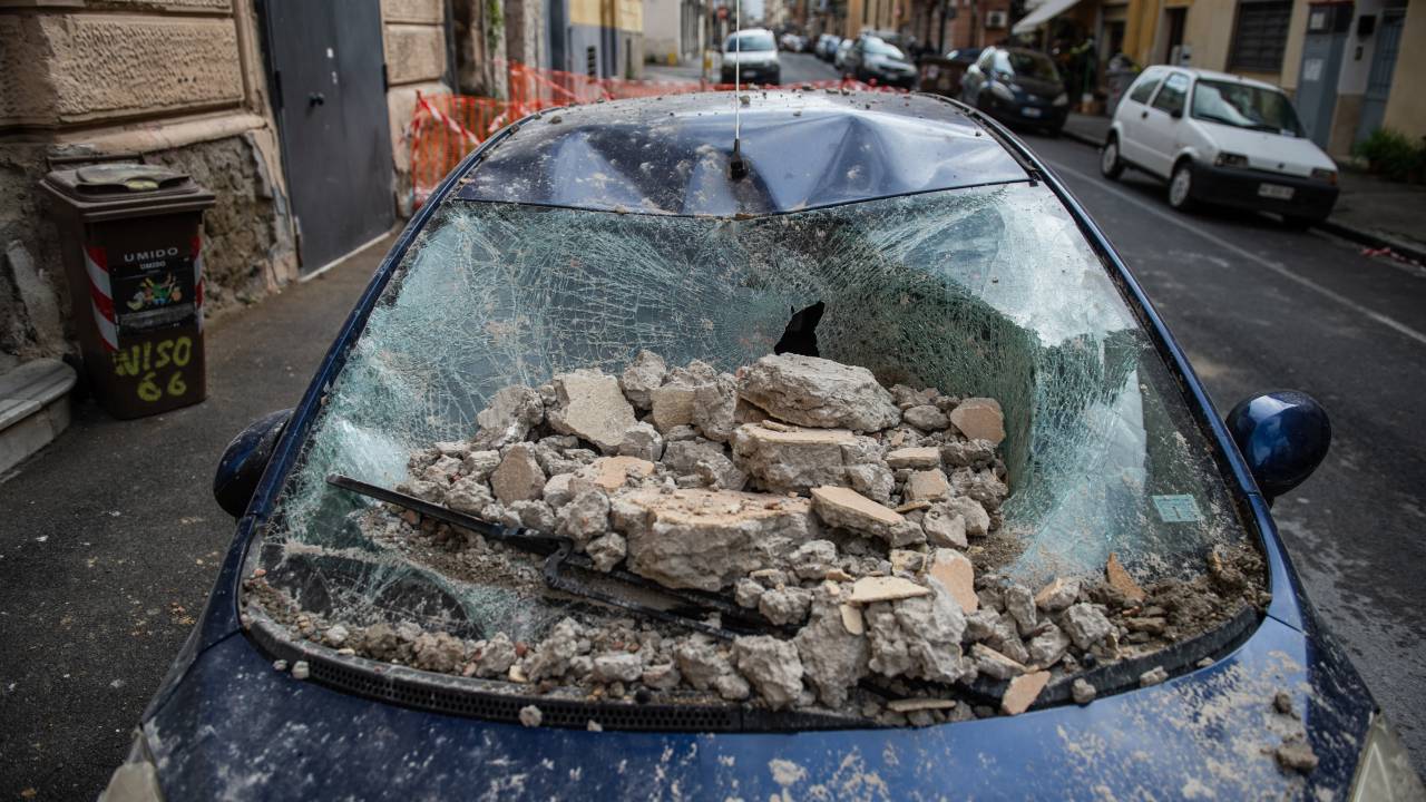 Partes de um edifício desabaram sobre um carro devido ao terremoto de magnitude 4,4 registrado em Bagnoli em 13 de março de 2025 em Nápoles, Itália.