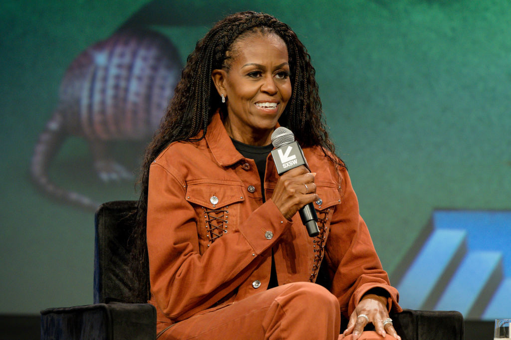 Michelle Obama de Rabanne: cores e detalhes em visual mais fresh e moderno