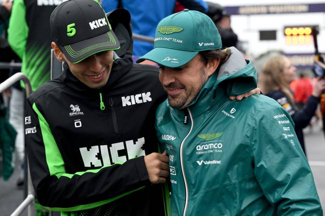 F1 Grand Prix Of Australia MELBOURNE, AUSTRALIA - MARCH 16: Gabriel Bortoleto of Brazil and Stake F1 Team Kick Sauber with Fernando Alonso of Spain and Aston Martin F1 Team on the drivers parade prior to the F1 Grand Prix of Australia at Albert Park Grand Prix Circuit on March 16, 2025 in Melbourne, Australia.