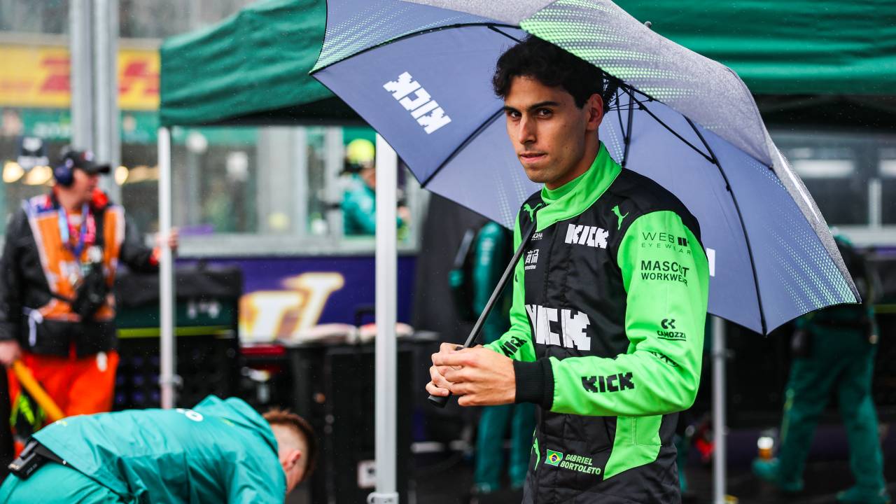 MELBOURNE, AUSTRALIA - MARCH 16: Gabriel Bortoleto of Brazil and Stake F1 Team Kick Sauber walks along track, awaiting the race start, during the F1 Grand Prix of Australia at Albert Park Grand Prix Circuit on March 16, 2025 in Melbourne, Australia