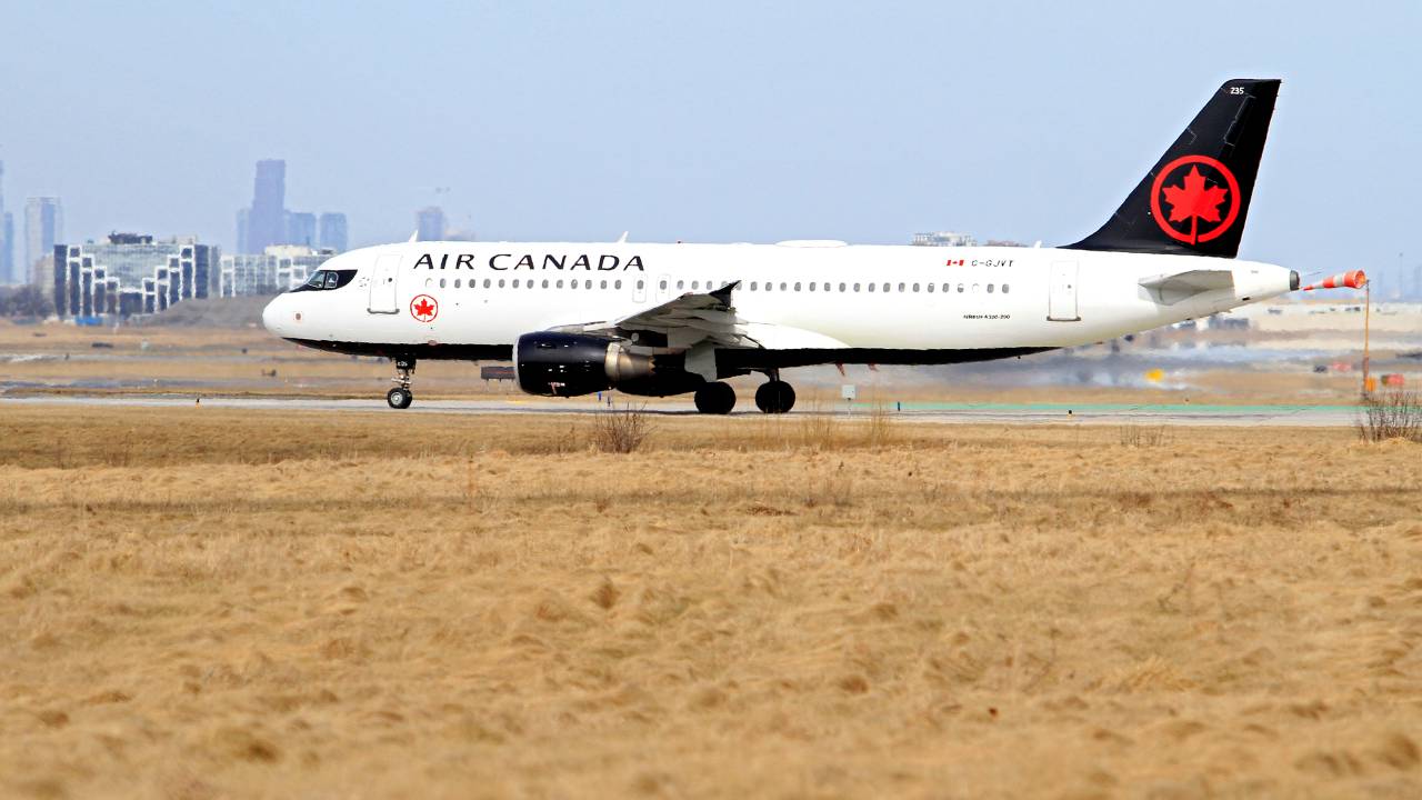 Um voo da Air Canada taxia até a pista para decolar no Aeroporto Internacional Toronto Pearson, em Toronto, Canadá, em 23 de março de 2025