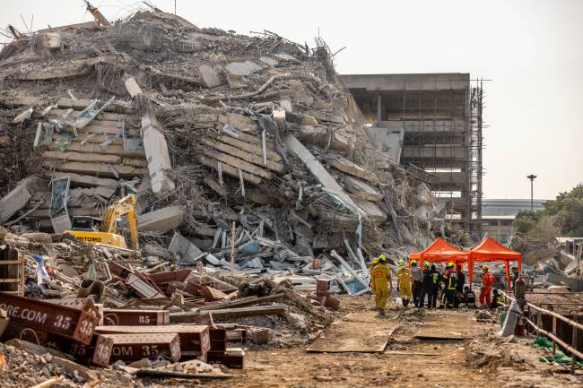 Equipes de resgate atuam no local do desabamento de um prédio em construção na área de Chatuchak, em Bangkok, na Tailândia. 28/03/2025