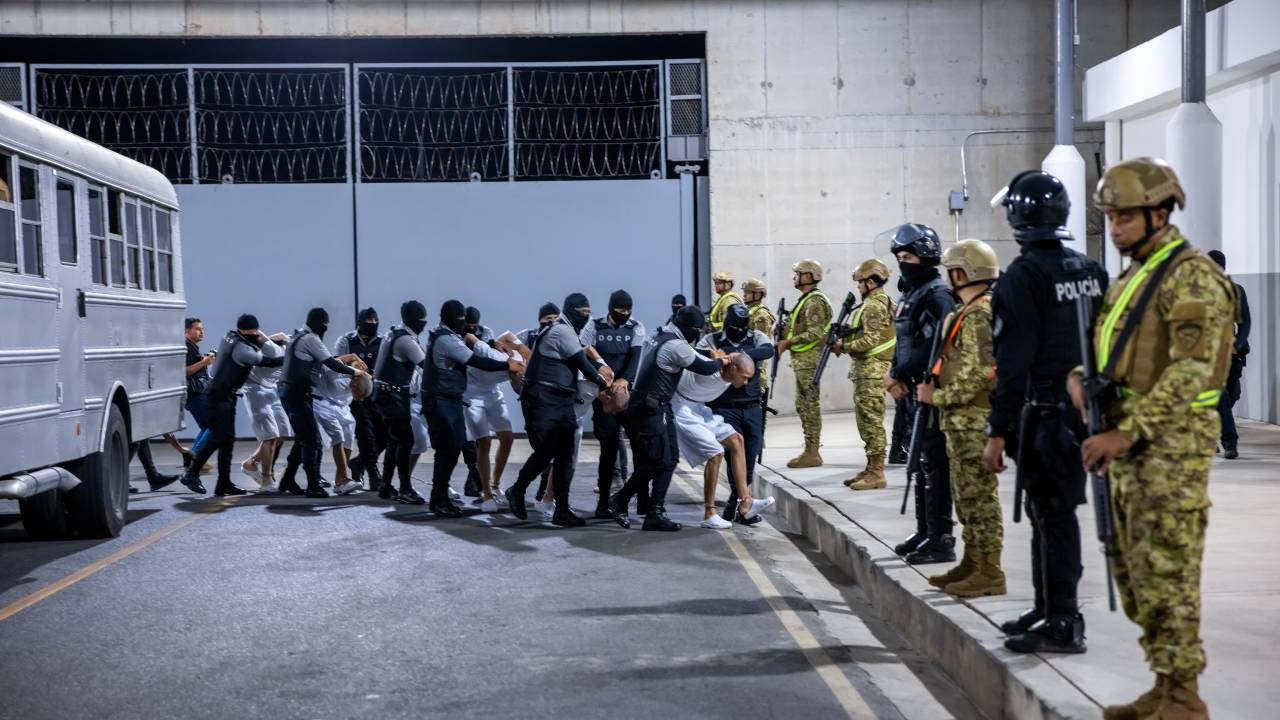 Os 17 supostos membros das gangues Tren de Aragua e MS-13, que foram deportados para El Salvador. 31/03/2025