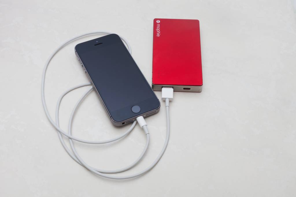 Por que companhias aéreas estão proibindo carregadores portáteis em voos