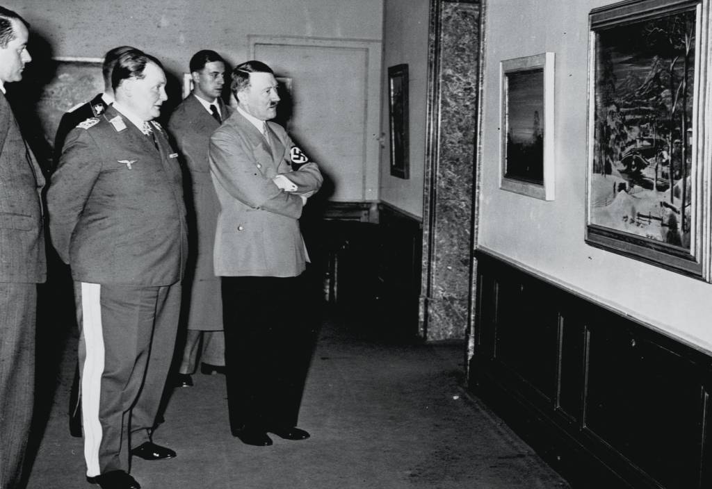 GettyImages-640459207.jpg ABOMINÁVEL - Adolf Hitler em 1937, na vernissage de Entartete Kunst: horror