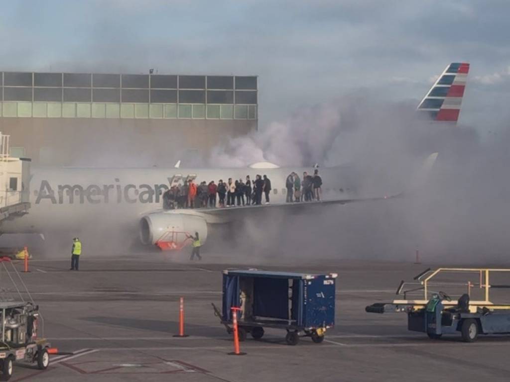Avião pega fogo em aeroporto dos EUA e passageiros se aglomeram em asa; veja vídeo