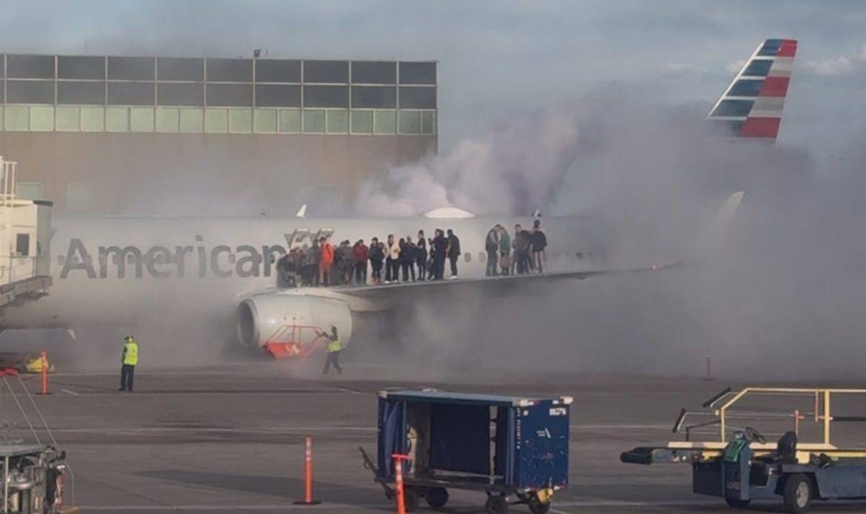 Avião da American Airlines pega fogo no aeroporto de Denver, nos EUA. 13/03/2025 -