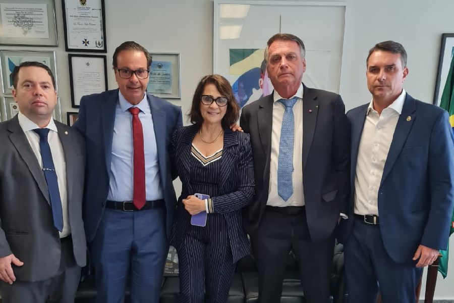 O ex-presidente Jair Bolsonaro posa para foto com (da esq. para a dir.) o deputado Rodolfo Nogueira, o ex-ministro Gilson Machado, a senadora Damares Alves e seu filho Flávio Bolsonaro, nesta quarta-feira