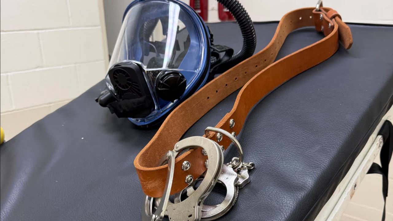 Protocolo do procedimento envolve colocar máscara sobre o rosto inteiro do criminoso, preso a uma maca, e ligar o gás nitrogênio por 15 minutos. -