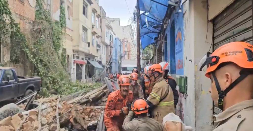 Vídeo: casarão desaba no Centro do Rio
