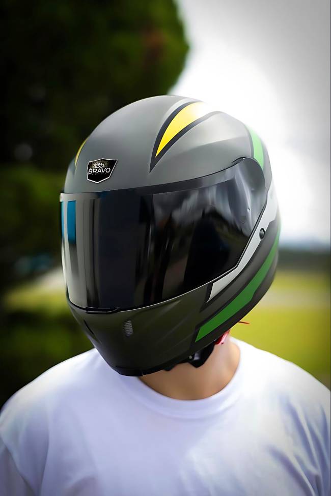 Capacete produzido pela Bravo Grafeno em parceria com a Taurus Helmets