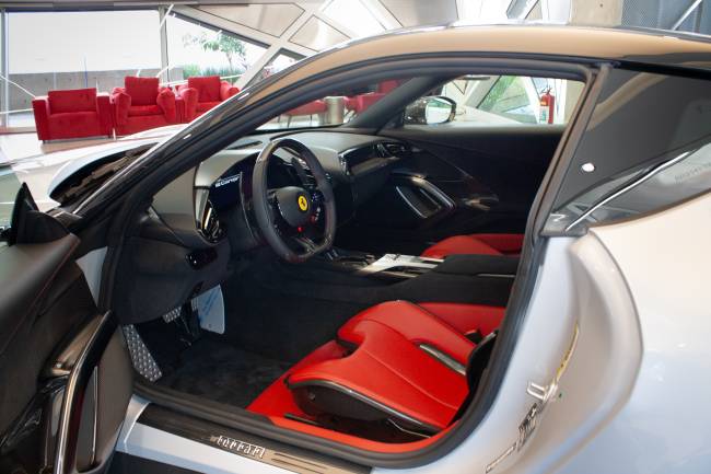 Interior Ferrari 12 Cilindri Interior da Ferrari 12 Cilindri que veio ao Brasil é equipada com bancos esportivos