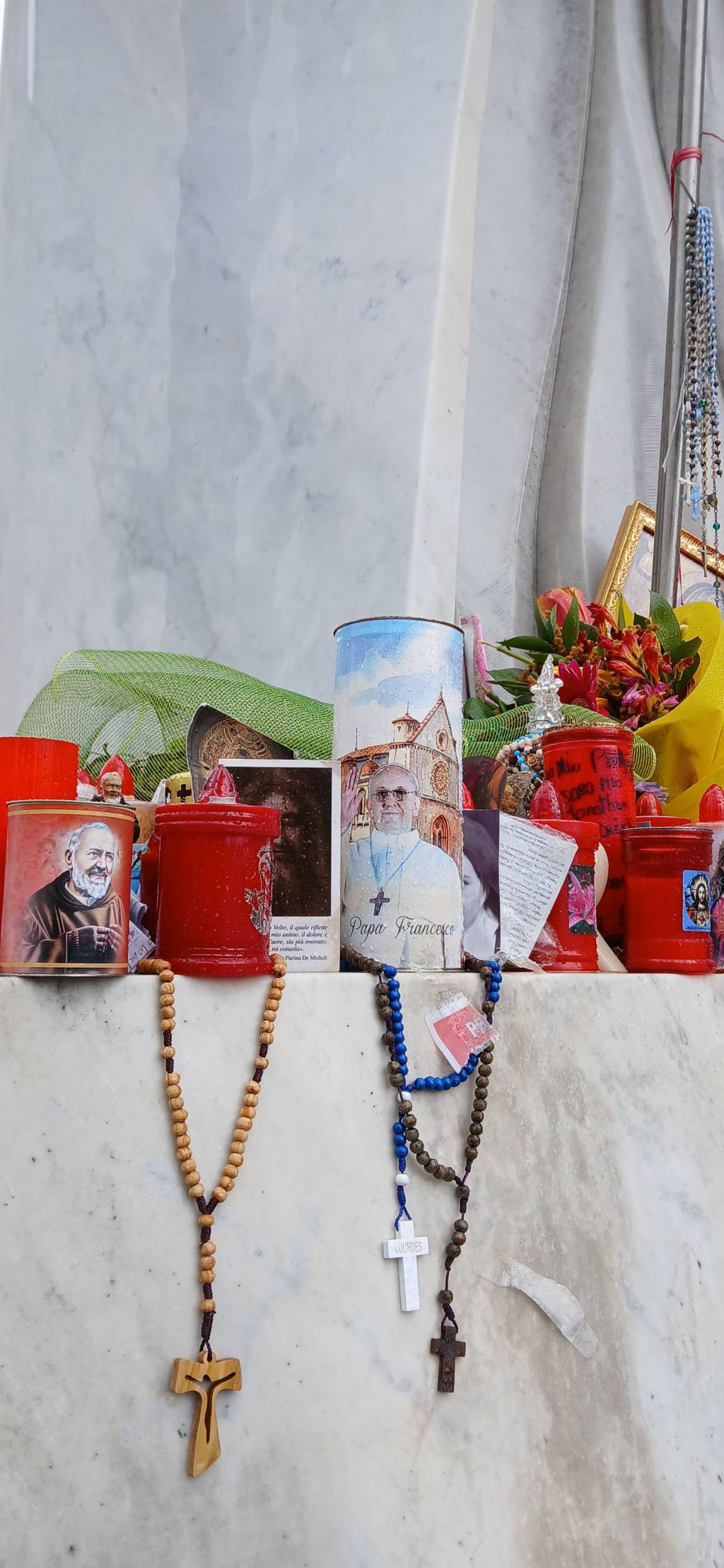 Homenagens ao papa Francisco no hospital onde o pontífice está internado Homenagens ao papa Francisco no hospital onde o pontífice está internado