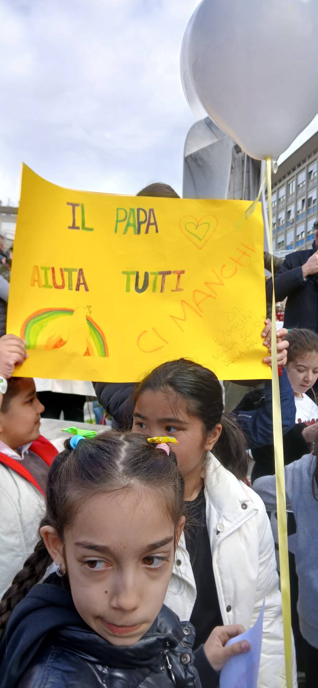 Crianças homenageiam papa Francisco no hospital onde o pontífice está internado Crianças homenageiam papa Francisco no hospital onde o pontífice está internado