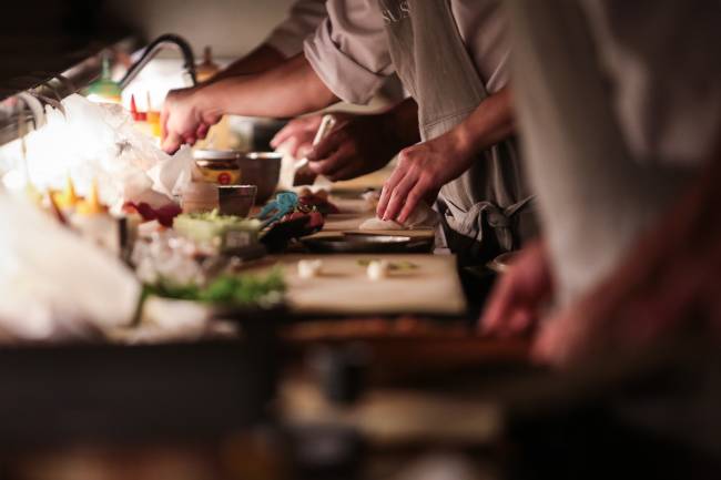 Kosushi_Crédito Felipe Rau (5) Quem senta no balcão acompanha o trabalho dos chefs de perto