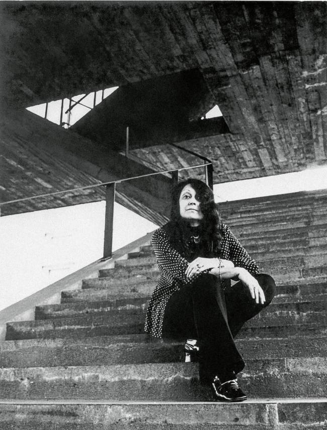 Lina Bo Bardi na escada do belve Belvedere do MASP, 1973 Diário de São Paulo Instituto Lina Bo Bardi Lina Bo Bardi na escada do belve Belvedere do MASP, 1973 Diário de São Paulo Instituto Lina Bo Bardi