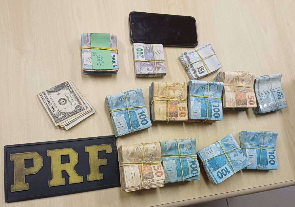 Prefeito de cidade da Baixada Fluminense é detido com mais de 100 mil reais em espécie