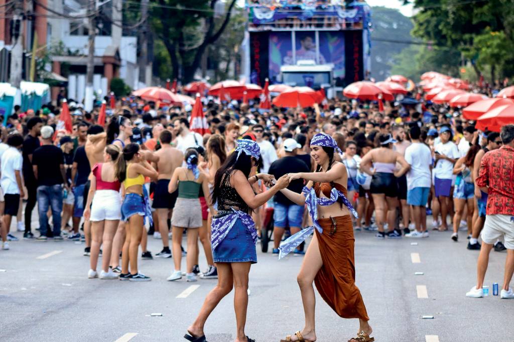 Bloco Solteiro N¿o trai na Av Henrique Schaumann EMBALO - Folia em São Paulo: “pílula da performance” saiu mais do que cigarro