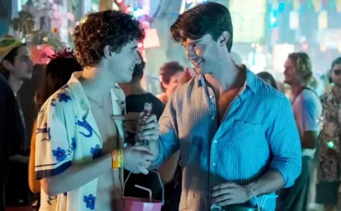 Patrick Schwarzenegger e Sam Nivola em 'The White Lotus'