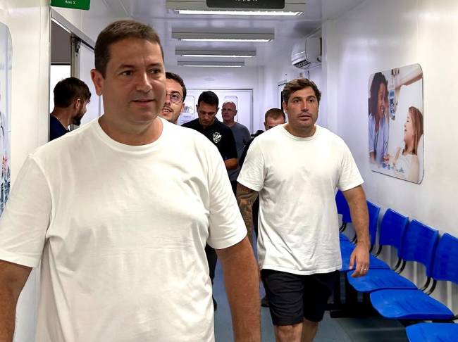 Snapins.ai_472438758_18483556087050232_8941830149572297437_n_1080 O prefeito Léo Vieira (à esquerda), ao lado do deputado federal Luciano Vieira, seu irmão