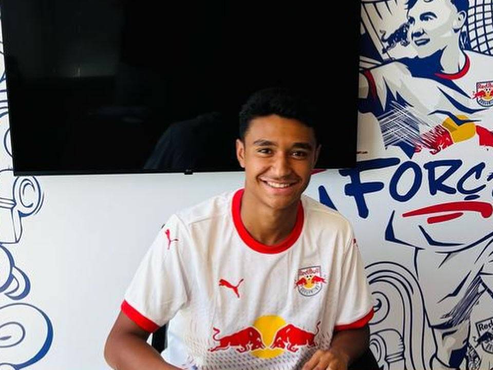 Pedro Severino, 19 anos, assinando contrato com o Bragantino três dias antes do acidente
