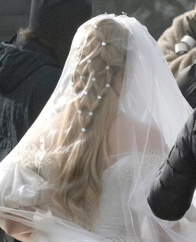 Snapinsta.app_485703693_18141077551379303_673327063230444434_n_1080 Margot Robbie no set de “O Morro dos Ventos Uivantes”