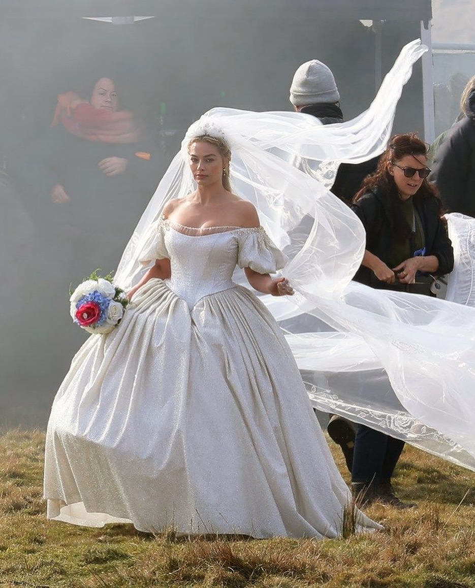 Snapinsta.app_486605930_18141077560379303_7605741320640899804_n_1080 Margot Robbie no set de “O Morro dos Ventos Uivantes”: volume e decote ombro a ombro