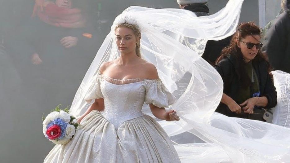 Margot Robbie no set de “O Morro dos Ventos Uivantes”: vestido alvo de polêmica