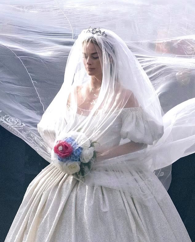 Snapinsta.app_486840757_18141077542379303_2657296850044636927_n_1080 Margot Robbie no set de “O Morro dos Ventos Uivantes”: véu e buquê de rosas e hortênsias