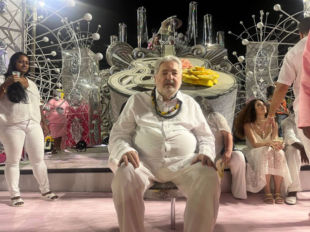 Os 45 anos de carreira do cantor e compositor Moacyr Luz