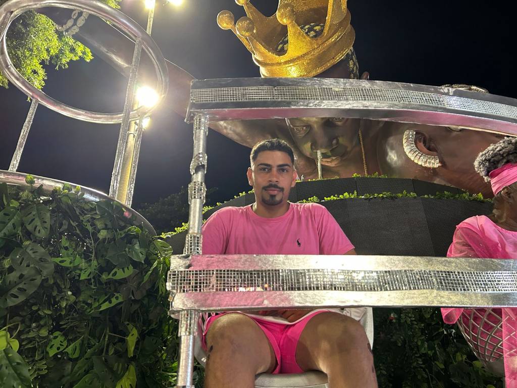 Mototaxista preso após ser alvo de tiros desfila na Mangueira