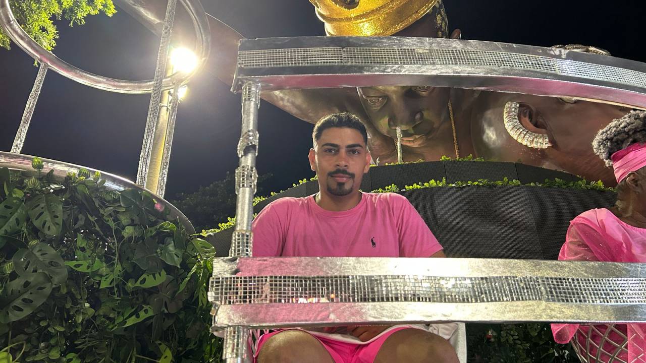 Thiago Gonçalves desfila pela Mangueira na Marquês de Sapucaí, no Rio de Janeiro. 02/03/2025