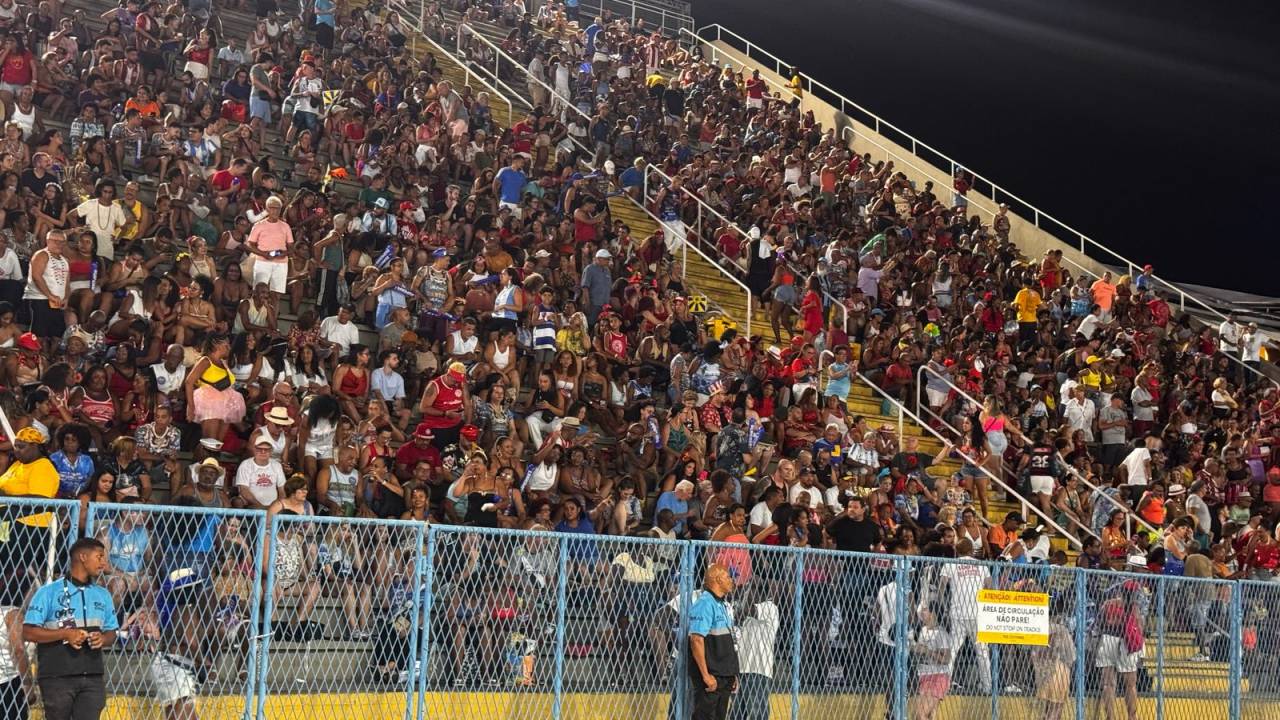 Público fica de olho nas celebridades enquanto aguarda os desfiles na Marquês de Sapucaí, no Rio de Janeiro. 03/03/2025