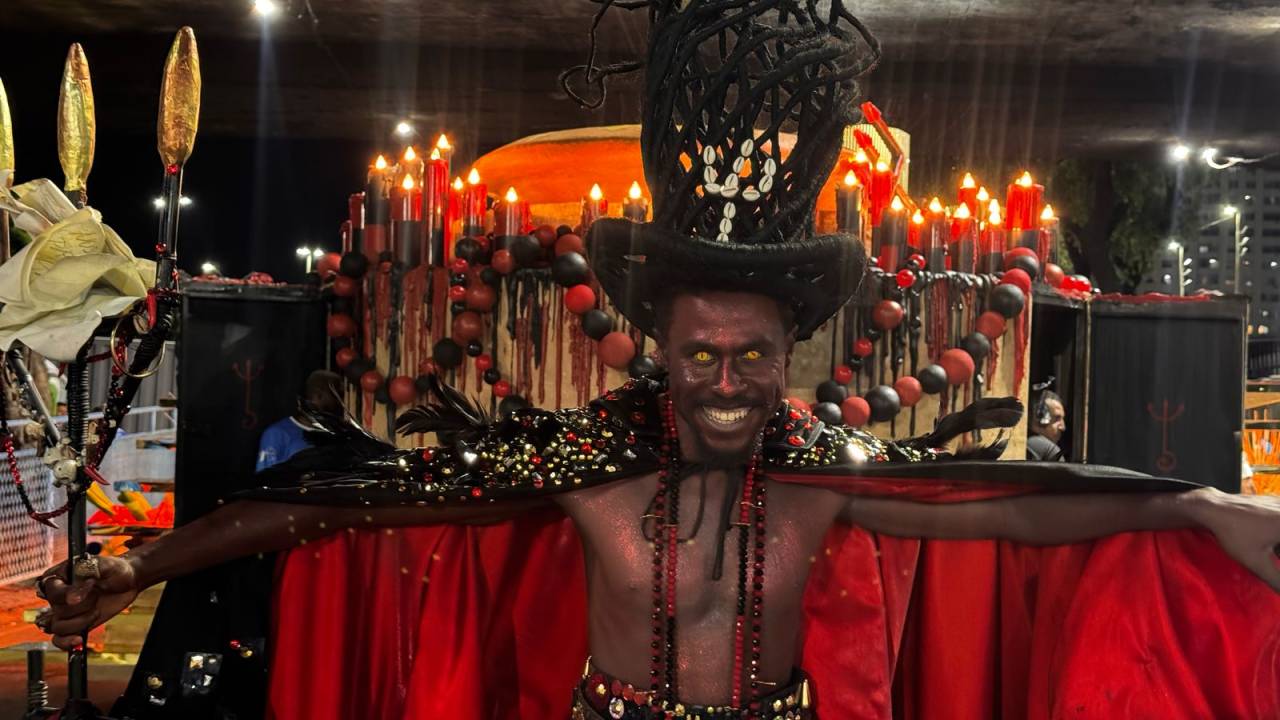 Jhonny Paulo, que desfilará como Exu para a Beija-flor de Nilópolis. 03/03/2025