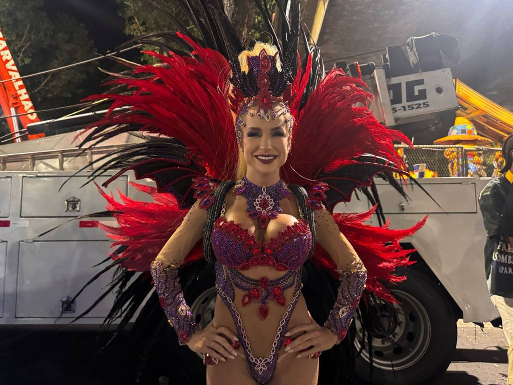 ‘Tive que estudar muito’, diz musa após críticas por falta de samba no pé