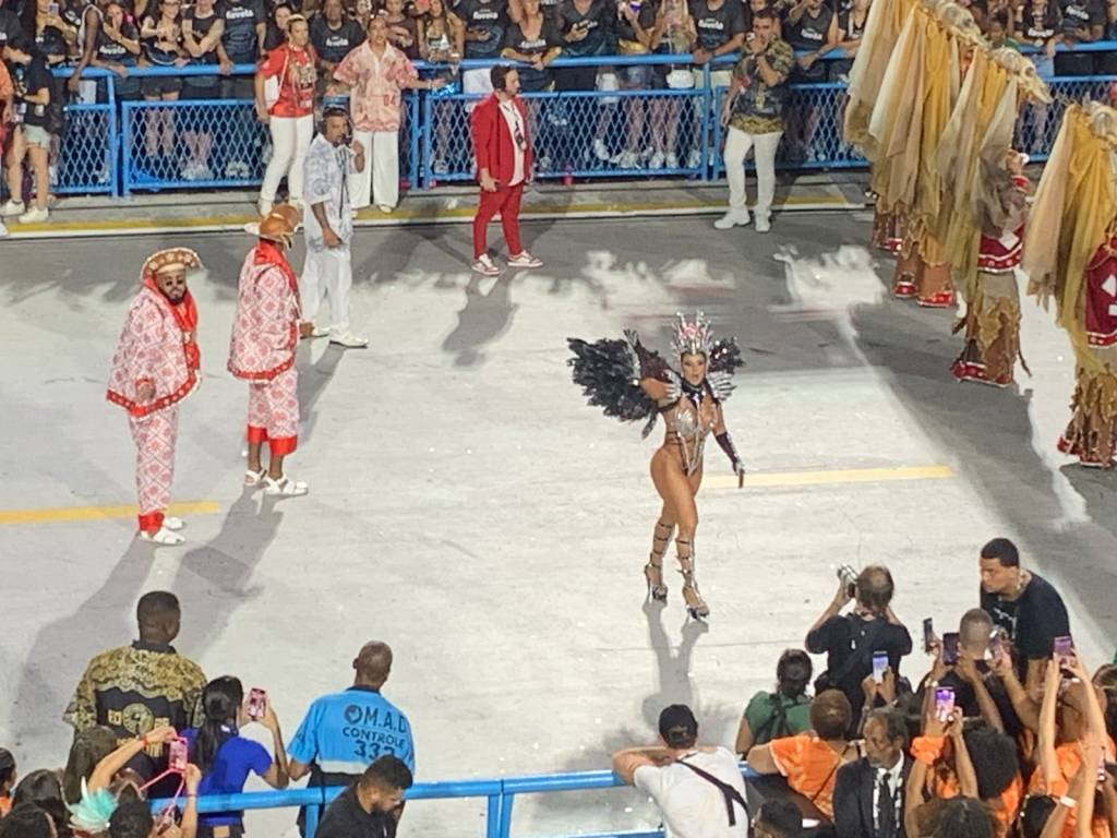 Viviane Araújo, logo ela, esquece o samba no pé em casa