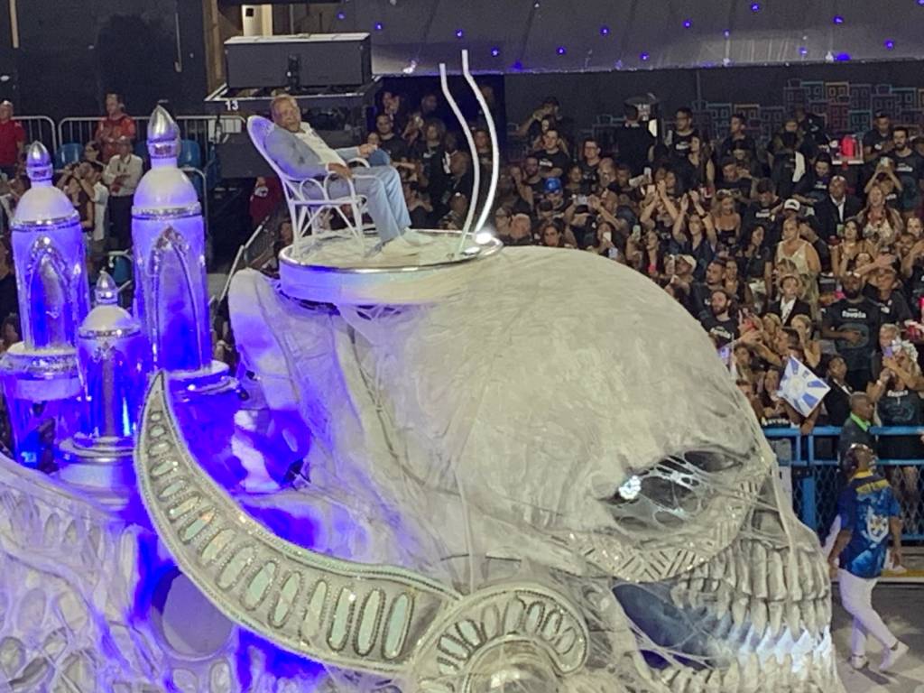 O ‘sacrilégio’ cometido com Martinho da Vila em desfile da vila Isabel